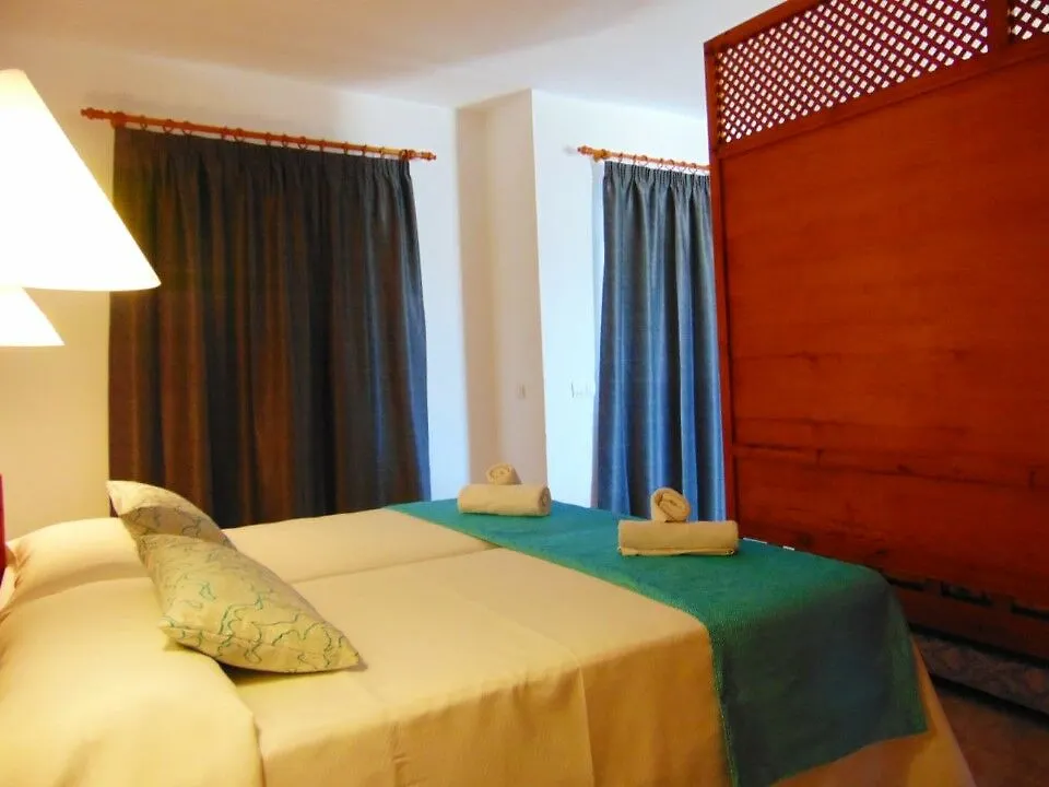 Отель Apartamentos Moon Dreams Cabo De Banos Кала-эн-Бланес